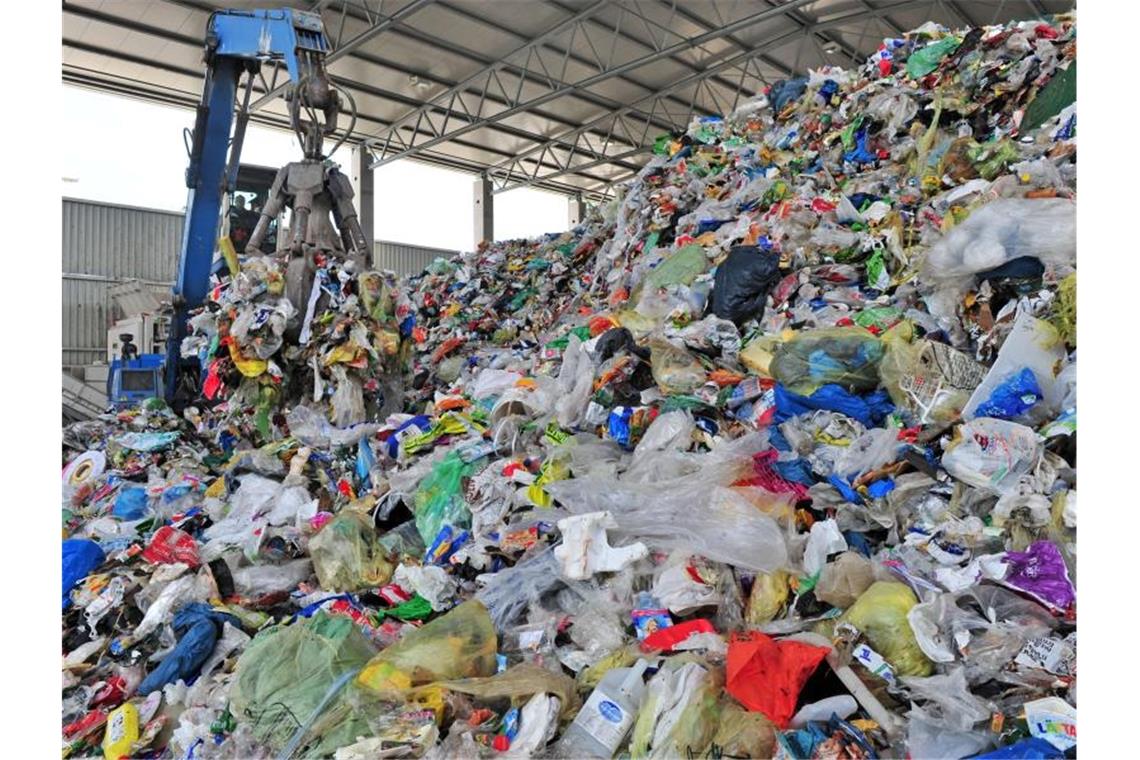 In einer Wertstoffaufbereitungs- und Sortieranlage wird der Müll vorsortiert. Der Entsorgungsverband BDE fordert Politik und Wirtschaft auf, Plastik nicht zu verteufeln. Foto: Martin Schutt