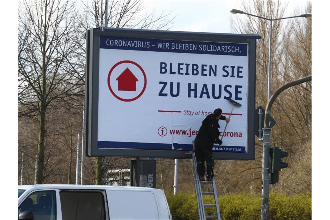 Erste Kommunen verordnen Maskenpflicht In einer Woche soll das Tragen eines Mund-und-Nasen-Schutzes in Jenaer Verkaufsstellen, dem öffentlichen Nahverkehr und Gebäuden mit Publikumsverkehr verpflichtend werden:. Foto: Bodo Schackow/dpa-Zentralbild/dpa