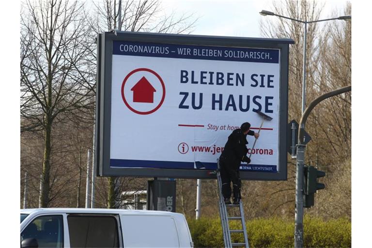 In einer Woche soll das Tragen eines Mund-und-Nasen-Schutzes in Jenaer Verkaufsstellen, dem öffentlichen Nahverkehr und Gebäuden mit Publikumsverkehr verpflichtend werden:. Foto: Bodo Schackow/dpa-Zentralbild/dpa