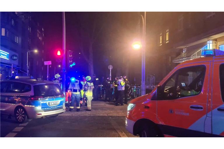 In einer Wohnung in der Wichmannstraße sind am Sonntagabend mehrere Menschen durch Schüsse verletzt worden.