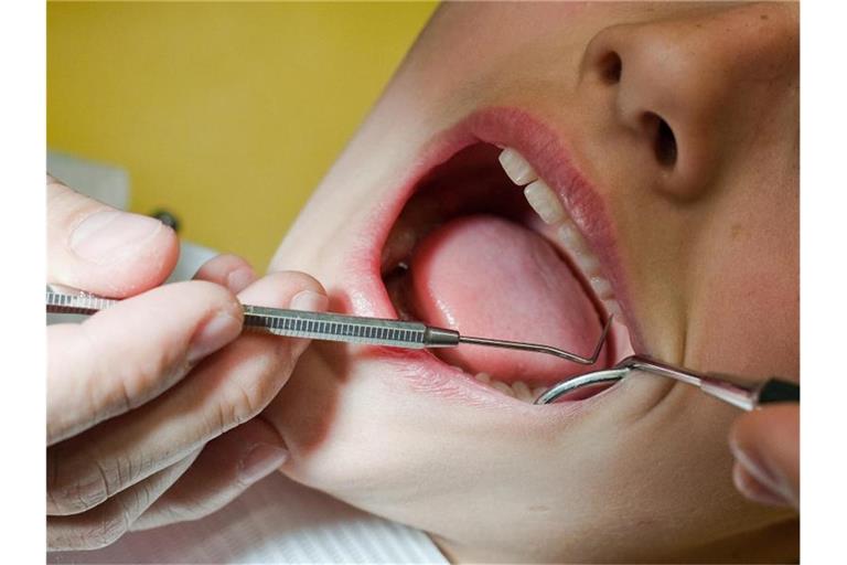 In einer Zahnarztpraxis werden die Zähne eines neunjährigen Jungen untersucht. Foto: Patrick Pleul/dpa-Zentralbild/dpa/Symbolbild