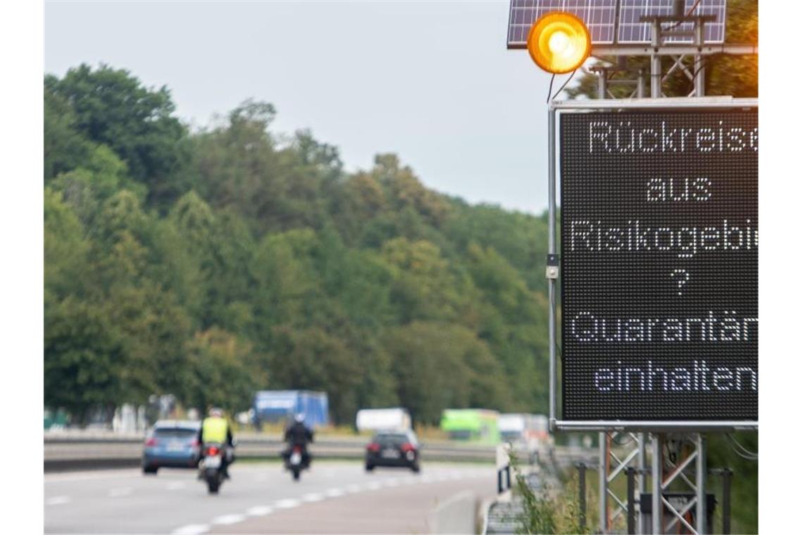 Was gilt für Reisen aus Risikogebieten in den Herbstferien? In einer Zeit, die sonst von Reiselust und Fernweh geprägt ist, herrscht nun Unsicherheit - angesichts eines komplizierten Regelungsgeflechts zwischen den 16 Bundesländern. Foto: Stefan Puchner/dpa