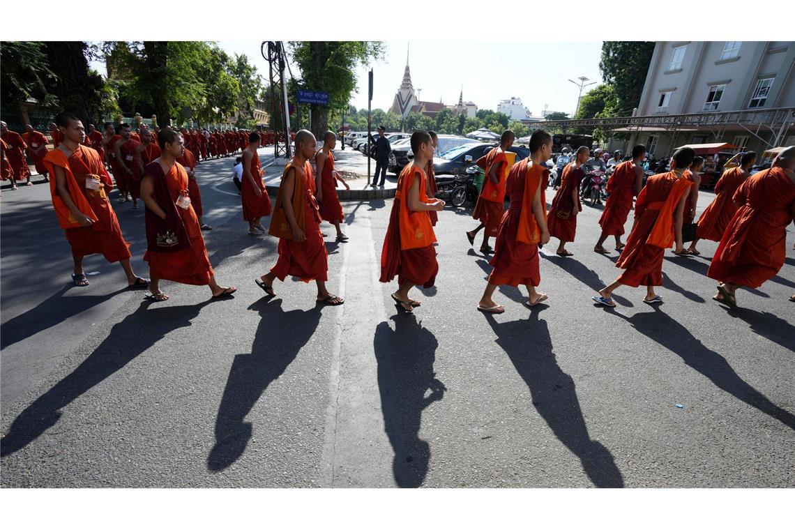 In einer Zeremonie in Phnom Penh gedenken kambodschanische Mönche der Soldaten, die bei Kämpfen mit thailändischen Truppen in Grenzgebieten starben. Sie zogen betend durch die Straßen und segneten die Überreste der Gefallenen.