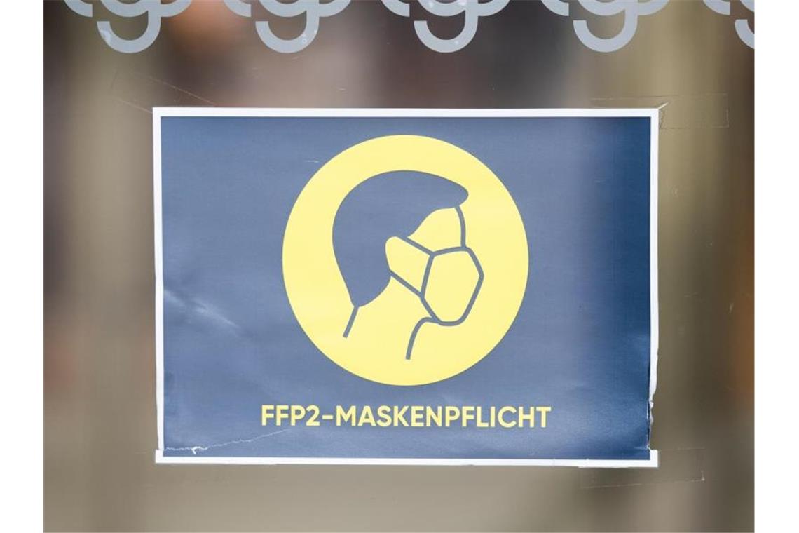 Erste Bundesländer bereiten längere Corona-Auflagen vor In einigen Bundesländern wird die Maskenpflicht wohl über den 2. April hinaus gelten. Foto: Christophe Gateau/dpa