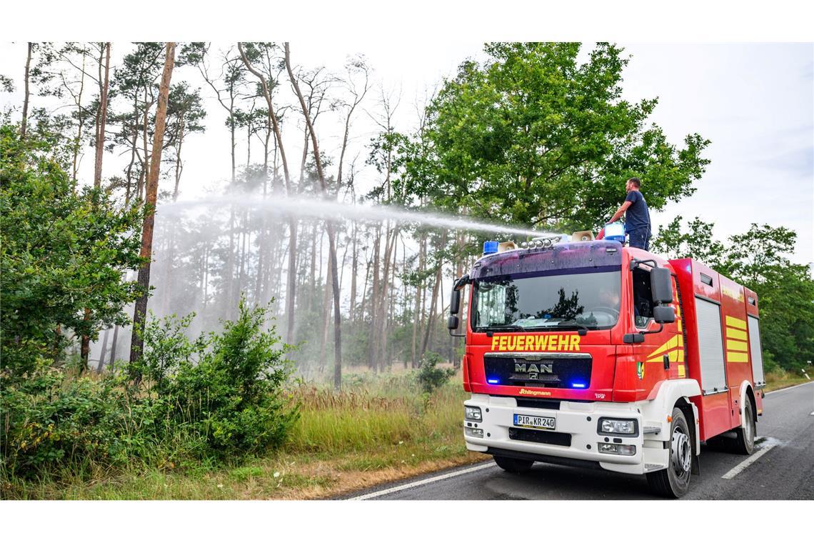 Waldbrand Gohrischheide: Regen unterstützt Löscharbeiten In einigen Gebieten können die Einsatzkräfte wegen Munitionsresten im Boden nur vom Fahrzeug aus löschen.