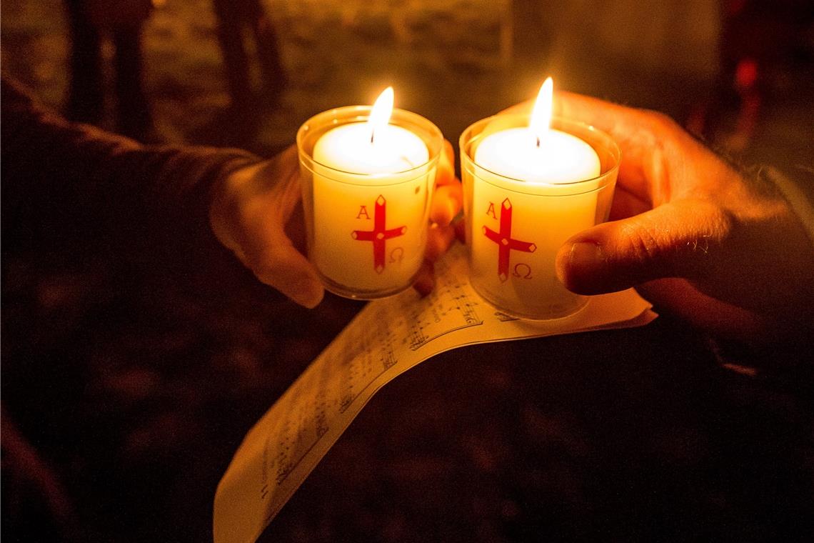 In einigen Gemeinden liegen Osterkerzen aus, mittels derer die Gläubigen das Licht der Auferstehung in symbolischer Weise mit nach Hause nehmen können. Foto: A. Becher