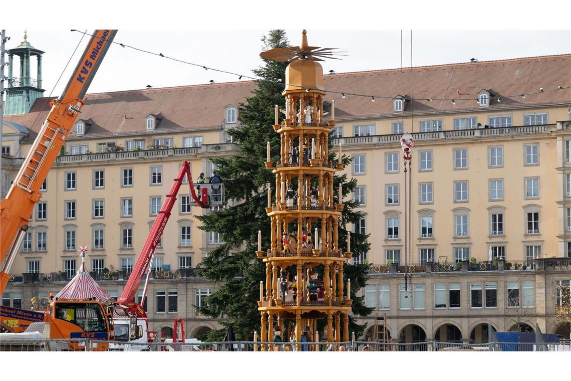 In einigen Innenstädten in Deutschland - wie hier in Dresden - beginnen in diesen Tagen die Aufbauarbeiten für die Weihnachtsdeko.