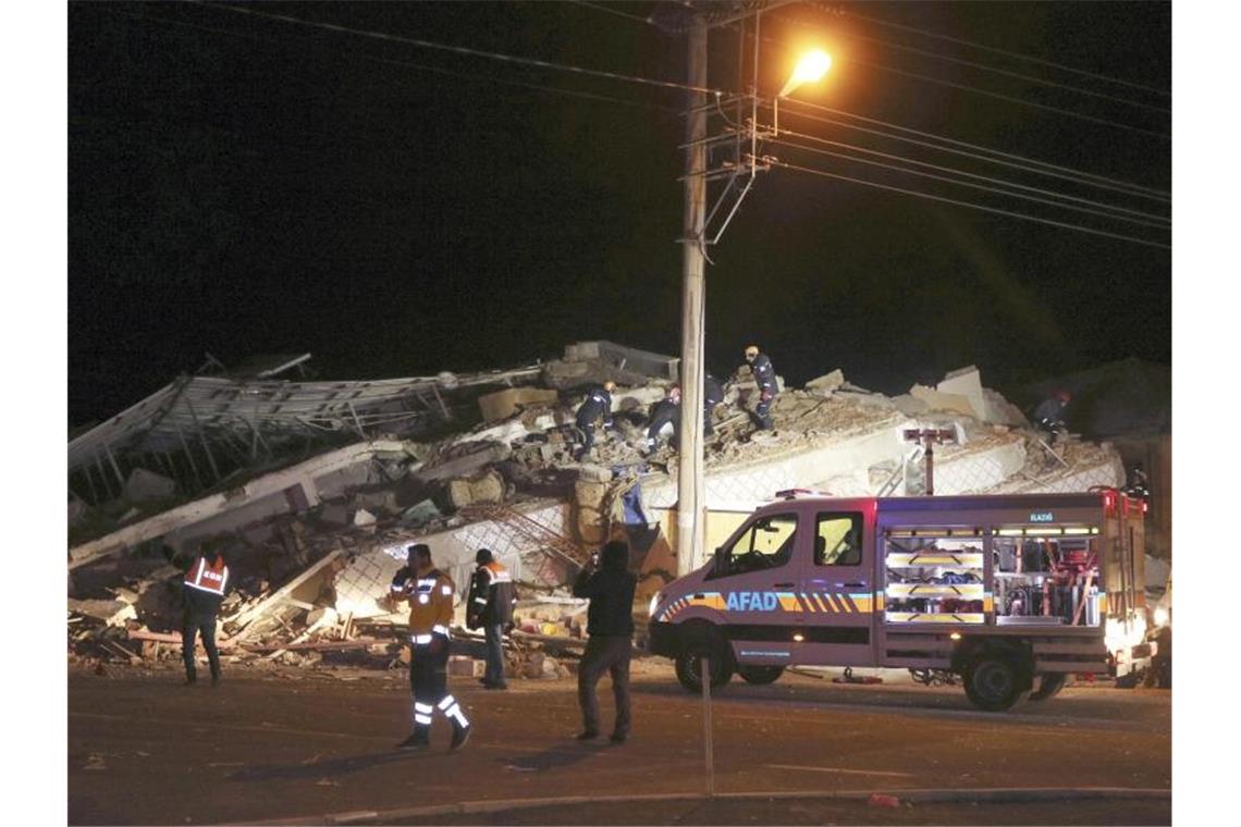 In Elazig suchen Rettungskräfte in einem eingestürzten Gebäude nach Verschütteten. Foto: Uncredited/IHA/dpa