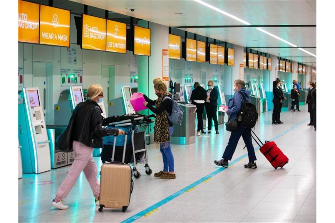 Reiseunternehmen sehen starke Nachfrage der Briten In England ist die Nachfrage nach Urlaubsreisen sprunghaft gestiegen, nachdem die britische Regierung eine Lockerung der Corona-Reiseregeln angekündigt hat. Foto: David Parry/PA Wire/dpa