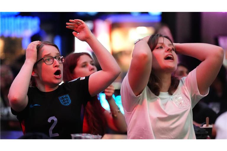 In England wird mit den Fußballfrauen mitgefiebert.