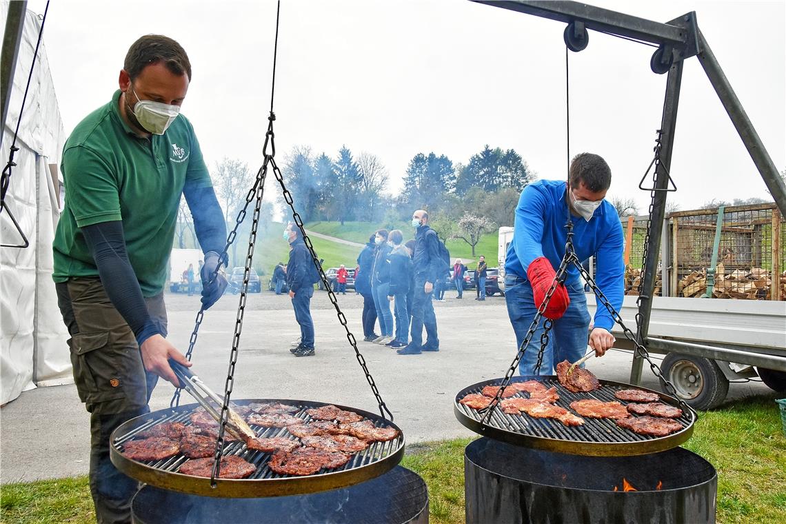 In Erbstetten auf dem Festplatz am Schwenkgrill: Vorstand des Musikvereins Haral...