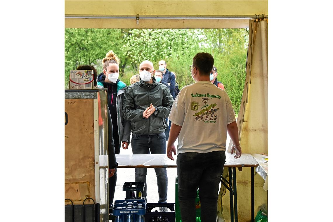 In Erbstetten auf dem Festplatz: Geduldig mit Abstand und Maske warten die Besuc...