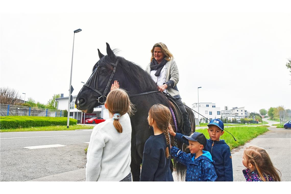 In Erbstetten beim Festplatz: Reiterin Ulrike Benjamin auf Cayenne