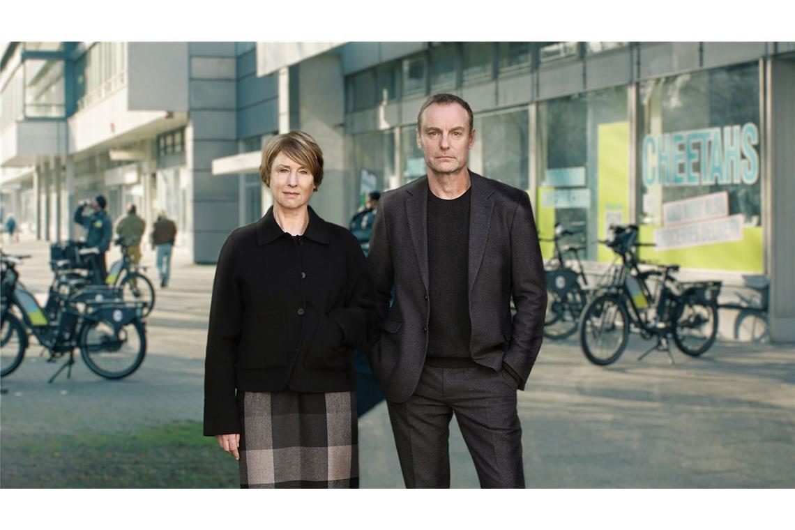 In „Erika Mustermann“ ermitteln Susanne Bonard (Corinna Harfouch) und Robert Karow (Mark Waschke)  im Mordfall eines Riders, der für einen Berliner Fahrradlieferdienst gearbeitet hat.