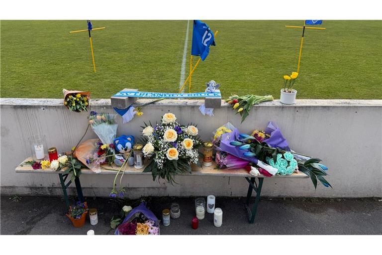 In Erlangen ist ein Fußballtor auf einen Jungen gestürzt.