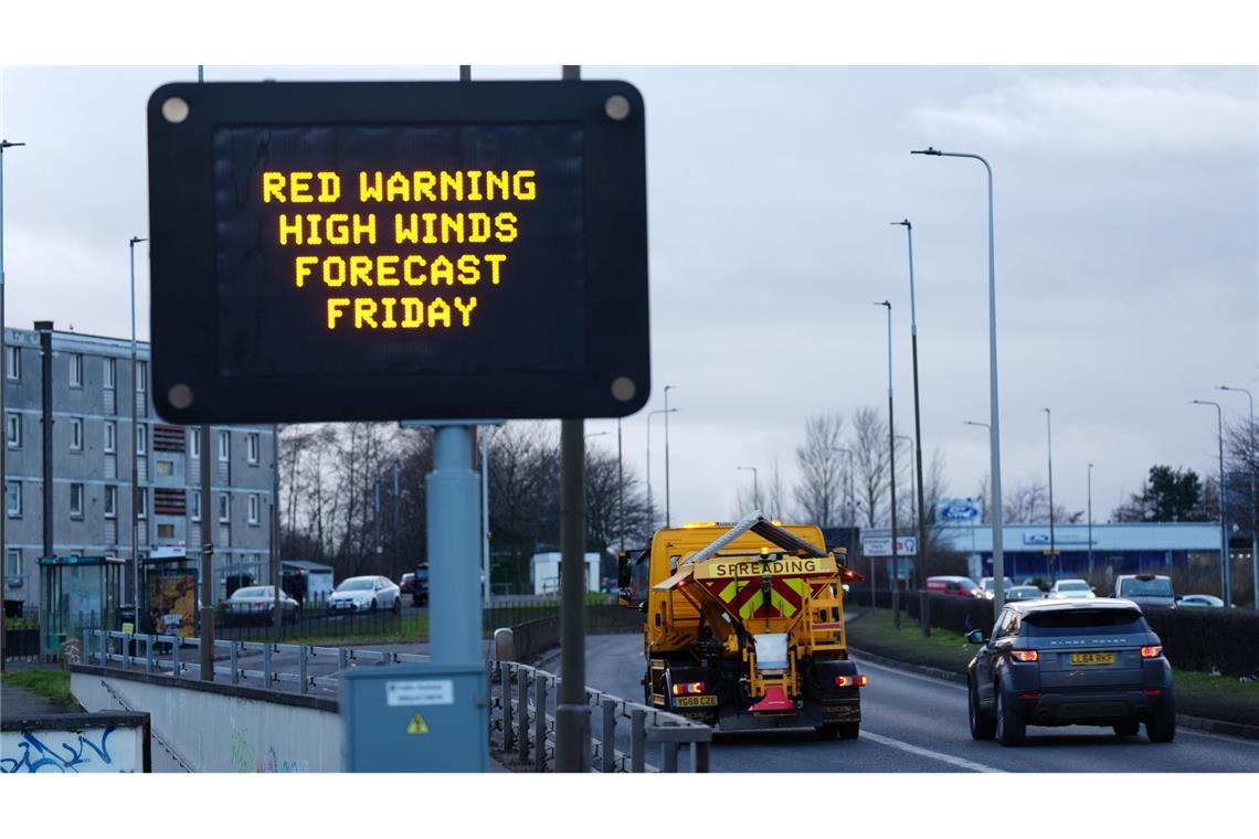 Sturm Éowyn zieht auf Irland und Großbritannien zu In Erwartung des Sturms Éowyn sind in Irland und Teilen des Vereinigten Königreichs für Freitag hohe Warnstufen für Wind ausgegeben worden.