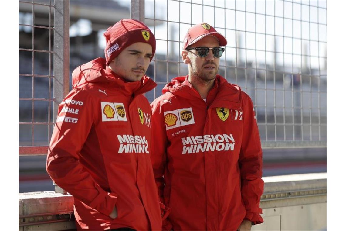 In Erwartung ihres neuen Dienstwagens: Die Ferrari-Piloten Charles Leclerc (l) und Sebastian Vettel. Foto: Darron Cummings/AP/dpa