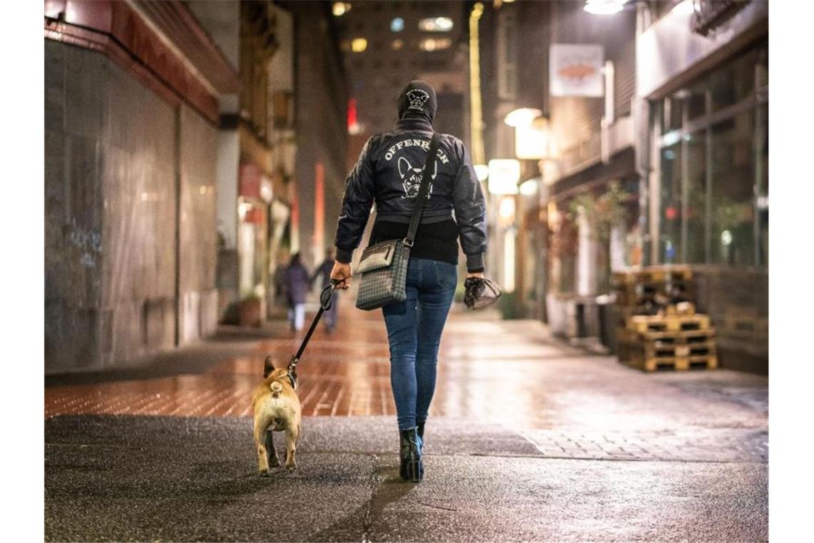 Deutschland geht ab Mittwoch in einen harten Lockdown In etlichen hessischen Kommunen greifen seit Samstag wegen anhaltend hoher Infektionszahlen nächtliche Ausgangsbeschränkungen und Alkoholverbote in der Öffentlichkeit. Foto: Frank Rumpenhorst/dpa