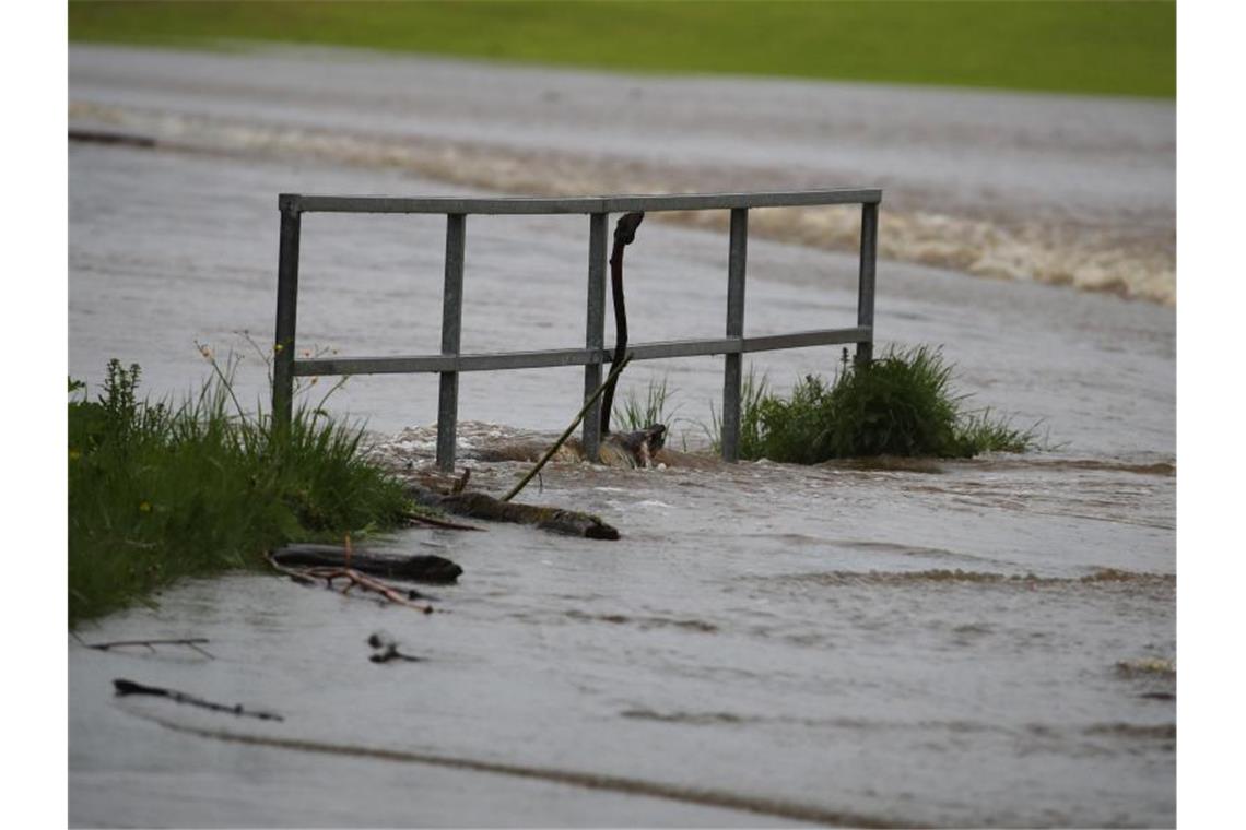 100 Liter pro Quadratmeter: Straßen im Süden unter Wasser In etlichen Regionen Deutschlands ist die Unwetter-Warnung noch nicht aufgehoben. Foto: Karl-Josef Hildenbrand