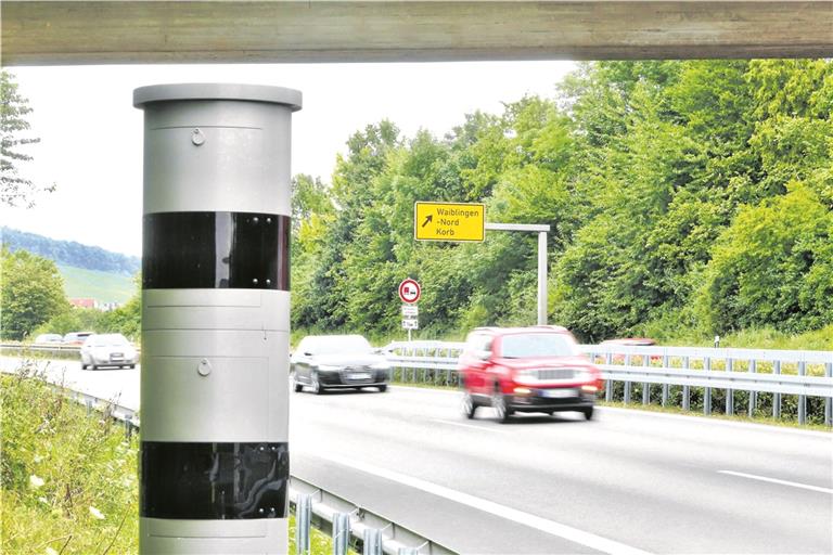 In Fahrtrichtung Winnenden ist kurz nach dieser Säule Tempo 120 zulässig. Foto: Habermann
