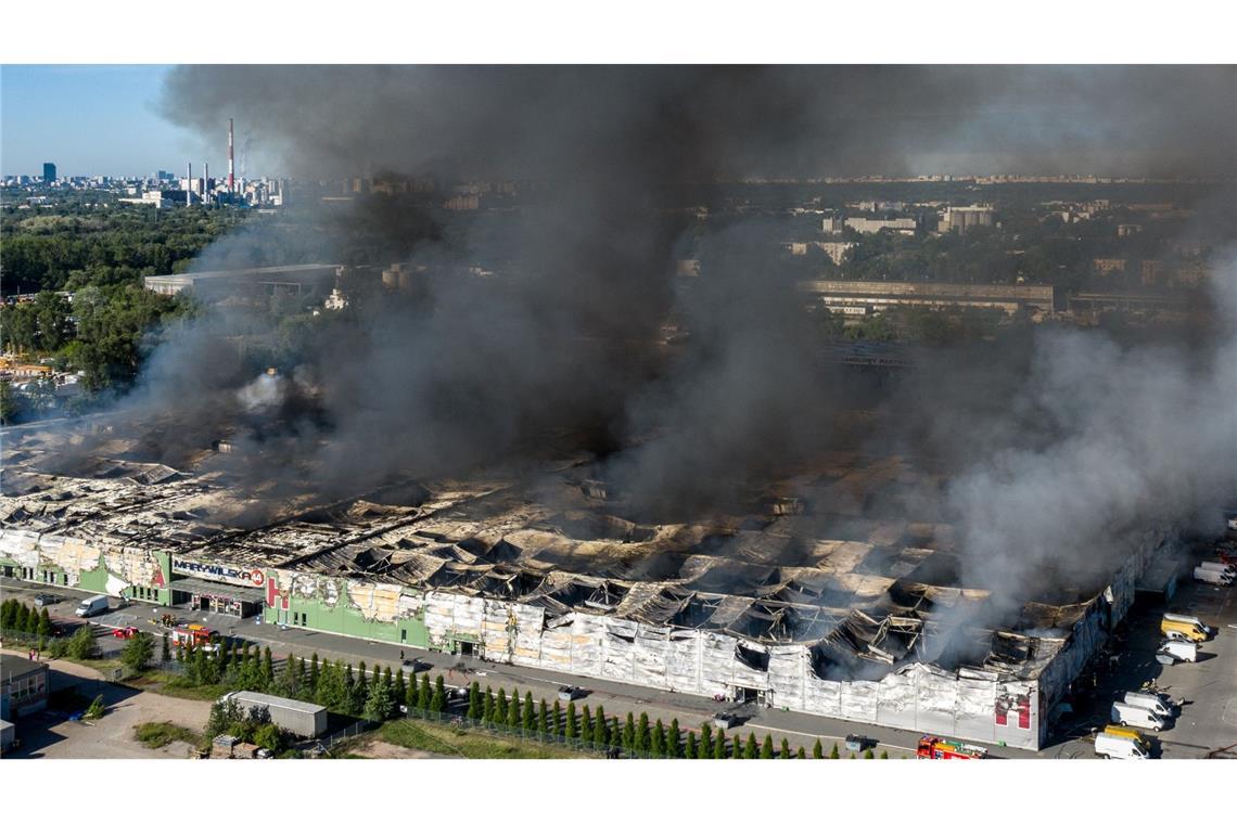 In Flammen: In einem Warschauer Einkaufszentrum ist ein Großbrand ausgebrochen. Die Feuerwehr war zeitweise mit mehr als 240 Einsatzkräften vor Ort.