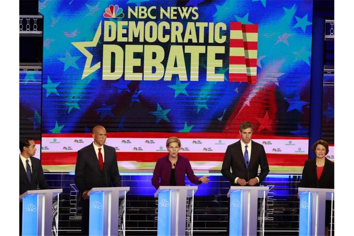 US-Demokraten suchen nach Trump-Herausforderer In Florida treten die ersten zehn demokratischen Kandidaten um die Präsidentschaftskandidatur in einer TV-Debatte gegeneinander an. Foto: Wilfredo Lee/AP