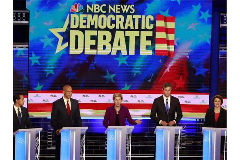In Florida treten die ersten zehn demokratischen Kandidaten um die Präsidentschaftskandidatur in einer TV-Debatte gegeneinander an. Foto: Wilfredo Lee/AP