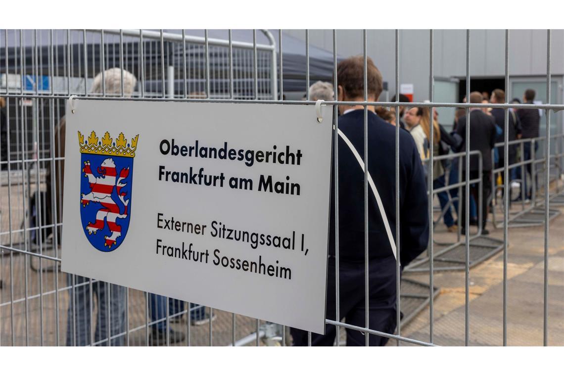 In Frankfurt hat der Prozess gegen die mutmaßliche "Reichsbürger"-Gruppe um Prinz Reuß begonnen.