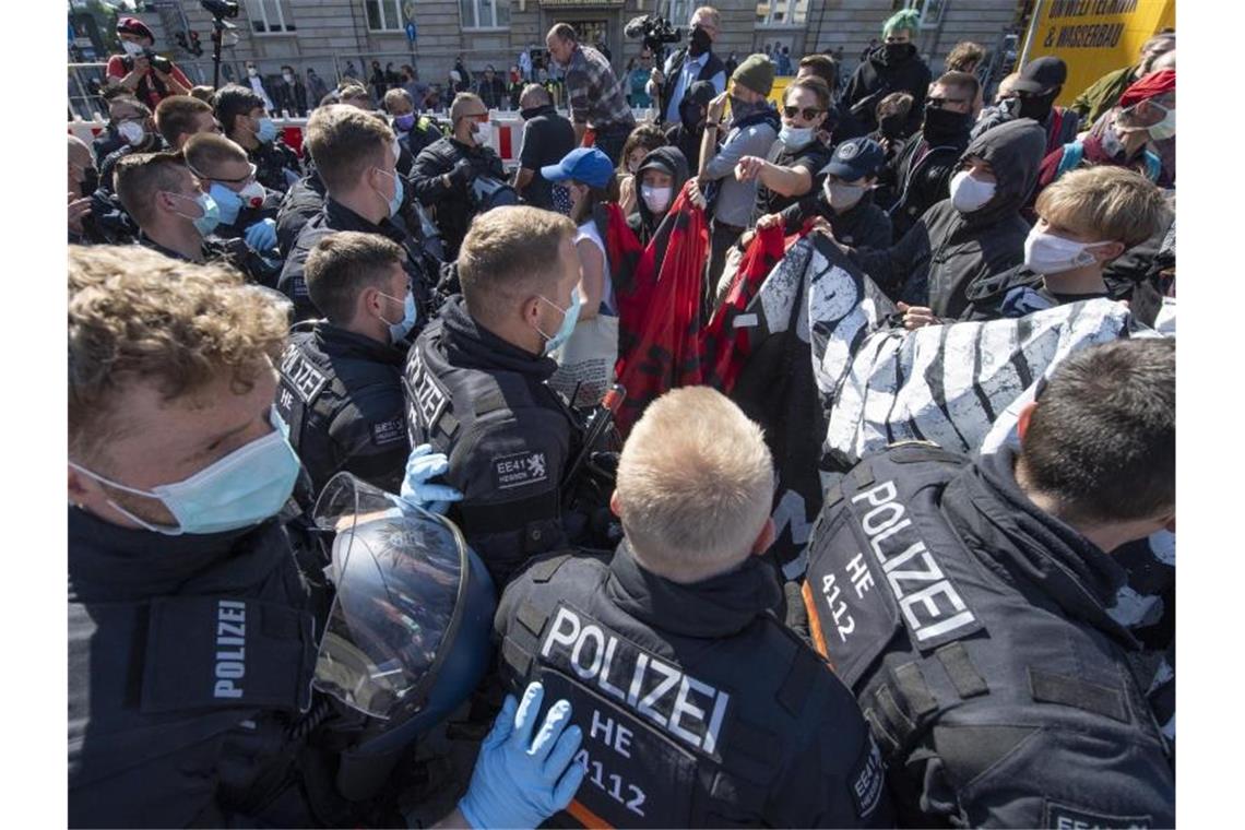 In Frankfurt kam es zu Rangeleien zwischen der Polizei und Teilnehmern einer Demonstration. Foto: Boris Roessler/dpa