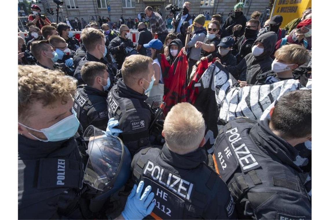 Tausende demonstrieren deutschlandweit gegen Corona-Regeln In Frankfurt kam es zu Rangeleien zwischen der Polizei und Teilnehmern einer Demonstration. Foto: Boris Roessler/dpa