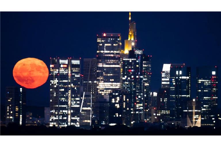 In Frankfurt reihte sich der Erdbeermond in die Skyline ein.