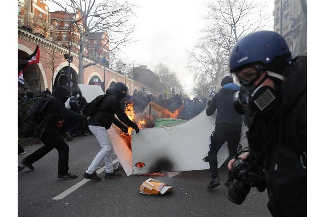 In Frankreich hatten Menschen erneut gegen die geplante Rentenreform gestreikt. Foto: Francois Mori/AP/dpa