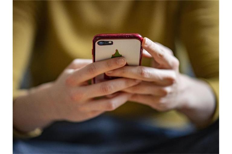 In Frankreich starb ein Mädchen, weil ihr Smartphone samt angeschlossenem Ladekabel in die Badewanne fiel (Symbolbild). Foto: Fabian Sommer/dpa/Illustration