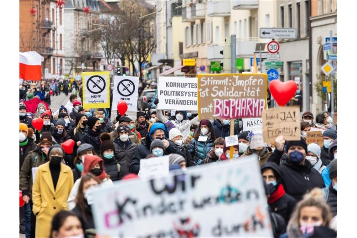 In Freiburg demonstrieren Menschen gegen die Corona-Maßnahmen. Aber auch im Ausland kommt es immer wieder zu Protesten. Foto: Philipp von Ditfurth/dpa