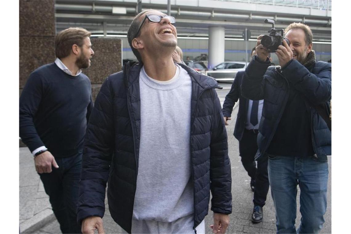 In Freiheit: Nach mehr als drei Jahrzehnten in Haft trifft Jens Söring am Frankfurter Flughafen ein. Foto: Boris Roessler/dpa