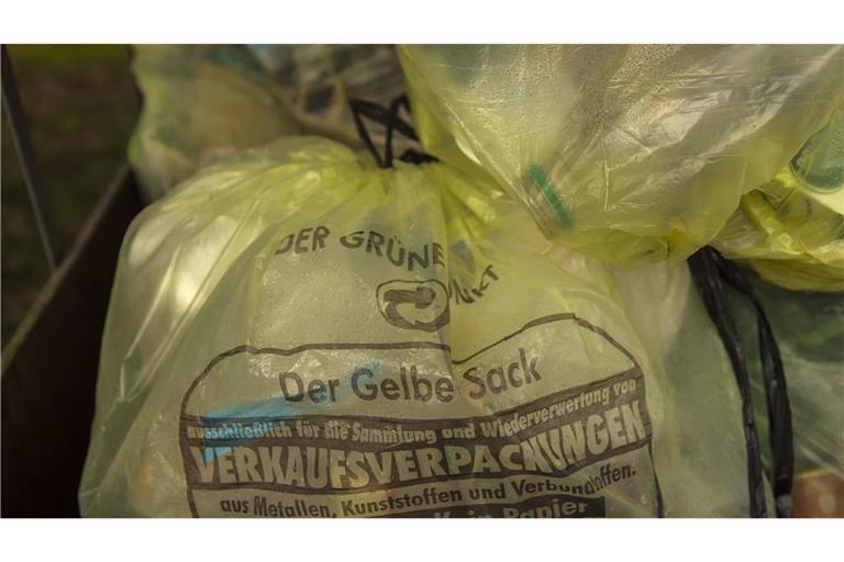 In Friedrichshafen sind gelbe Säcke in Brand geraten (Symbolbild).