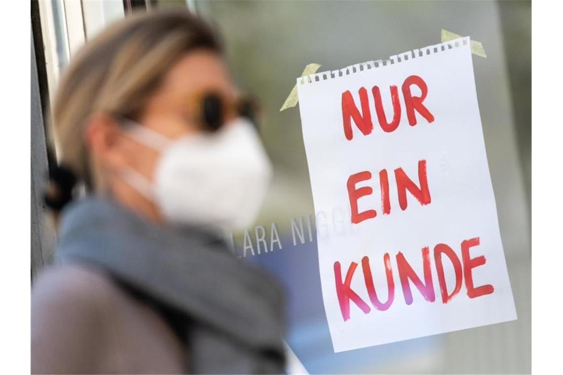 In ganz Deutschland beginnt in der kommenden Woche die Zeit der Maskenpflicht beim Einkaufen und im öffentlichen Nahverkehr. Foto: Peter Kneffel/dpa