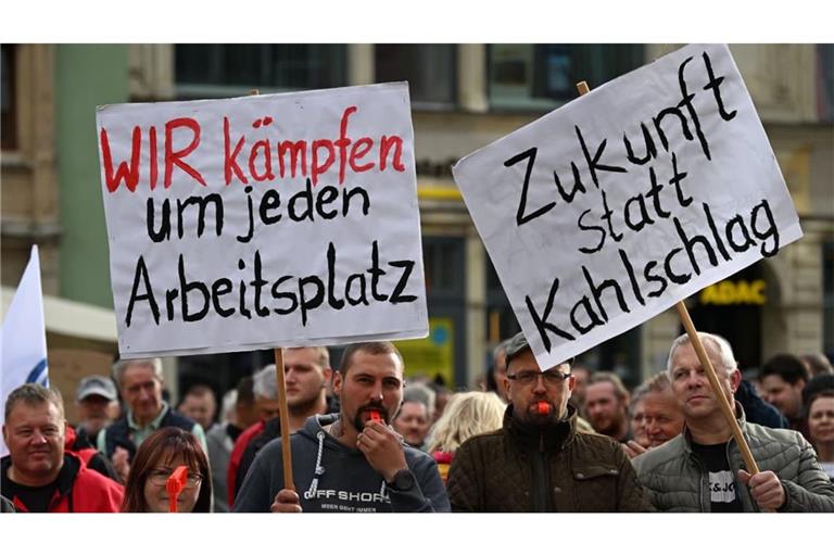 In ganz Deutschland protestierten am Montag Beschäftigte aus der Autoindustrie gegen Jobabbau und Sparmaßnahmen.