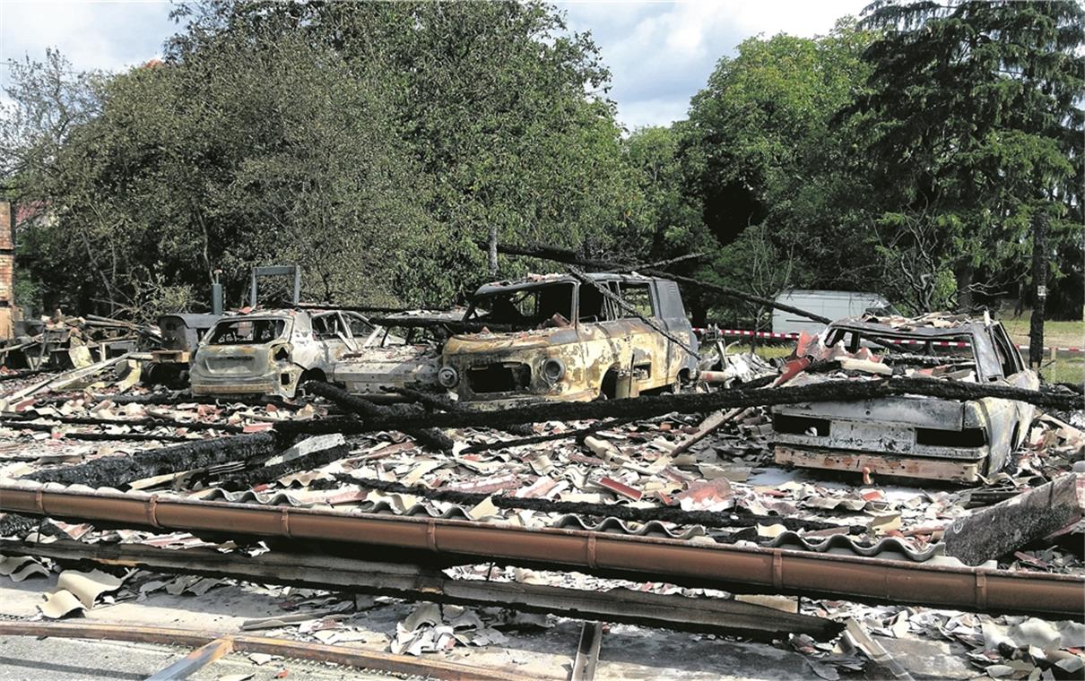Großbrand im Frühmesshof In Garagen abgestellte Oldtimer sind völlig ausgebrannt.Fotos: 7aktuell/agb (2), I. Knack (2)