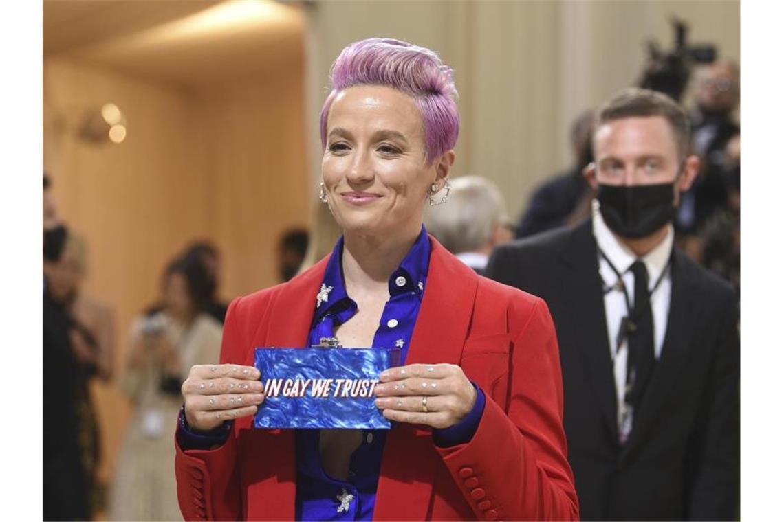 „In Gay We Trust“: US-Fußballerin Megan Rapinoe nutzt den Foto-Call für ein politisches Statement. Foto: Evan Agostini/Invision via AP/dpa