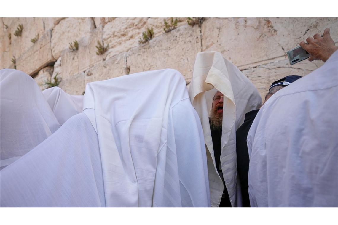 In Gebetsschals gehüllte jüdische Männer der Priesterkaste der Kohanim nehmen während des Pessachfestes an der Westmauer in Jerusalem an einer Segnungszeremonie teil.
