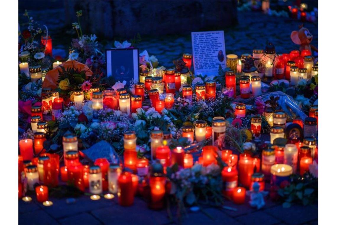 In Gedenken an Josefine: Blumen, Kerzen, Bilder und Stofftiere liegen am Holzmarkt um ein Denkmal. Foto: Klaus-Dietmar Gabbert/dpa