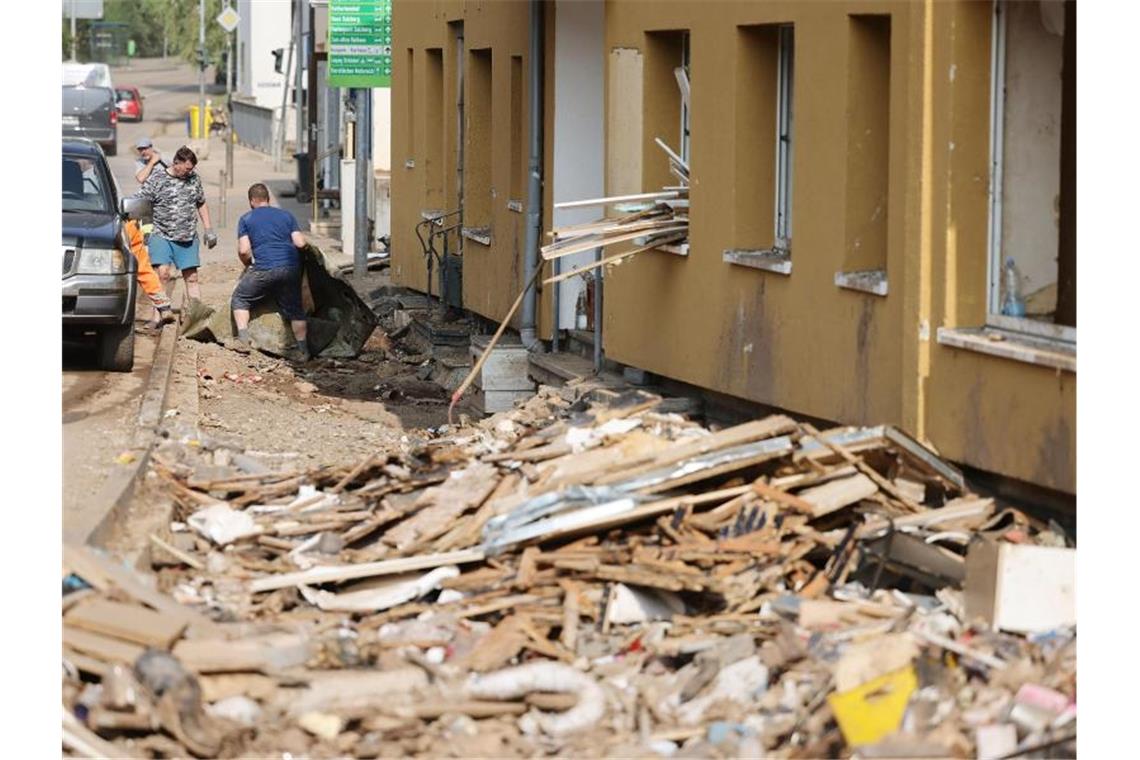 In den Katastrophengebieten droht neuer Starkregen In Gemünd in Nordrhein-Westfalen wird Schutt aus den Häusern geräumt. Foto: Oliver Berg/dpa