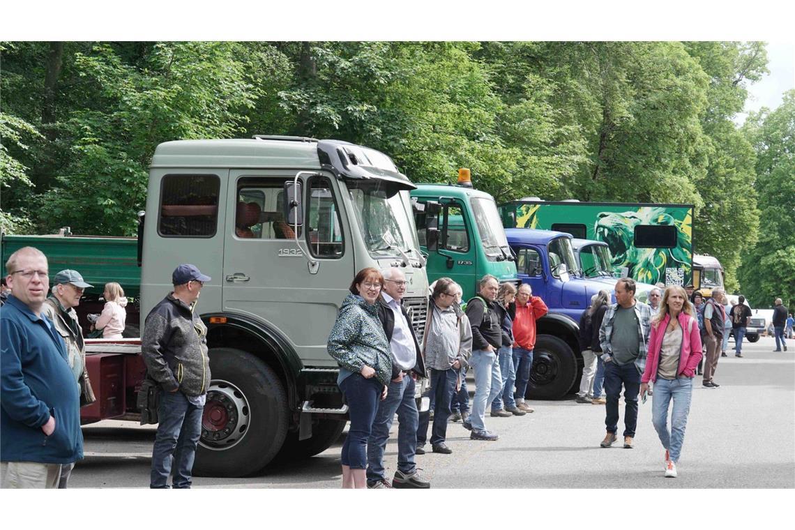 In gemütlicher Atmosphäre gibt es schon am ersten Tag allerlei Oldtimer-Lkw zu sehen.