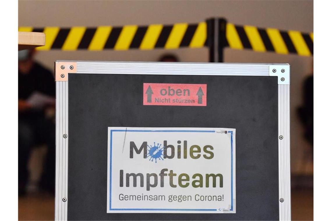 In Gera wurden Mitarbeiter eines mobilen Impfteams angegriffen. (Symbolbild). Foto: Martin Schutt/dpa-Zentralbild/dpa