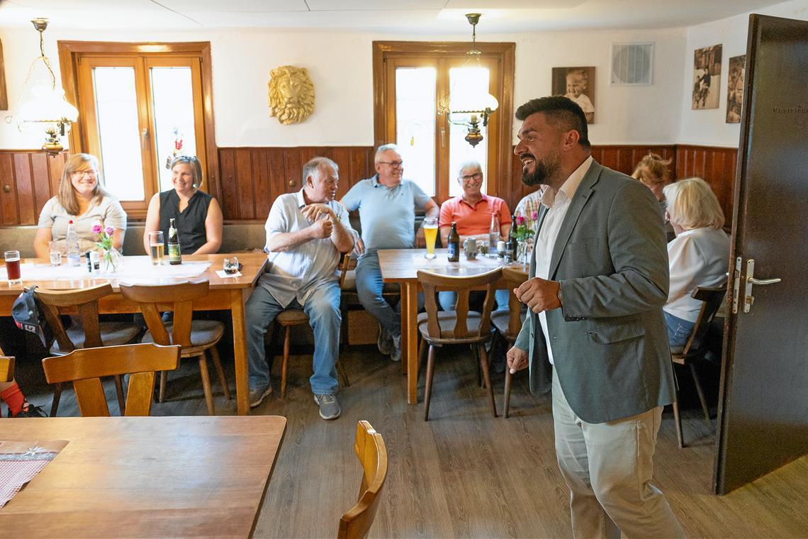 In geselliger Atmosphäre kommt Vatan Ukaj im Gasthaus Löwen in Allmersbach am Weinberg mit Bürgern ins Gespräch. Foto: Alexander Becher
