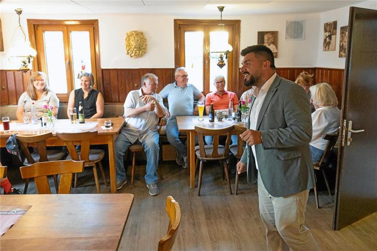 In geselliger Atmosphäre kommt Vatan Ukaj im Gasthaus Löwen in Allmersbach am Weinberg mit Bürgern ins Gespräch. Foto: Alexander Becher
