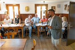 In geselliger Atmosphäre kommt Vatan Ukaj im Gasthaus Löwen in Allmersbach am Weinberg mit Bürgern ins Gespräch. Foto: Alexander Becher