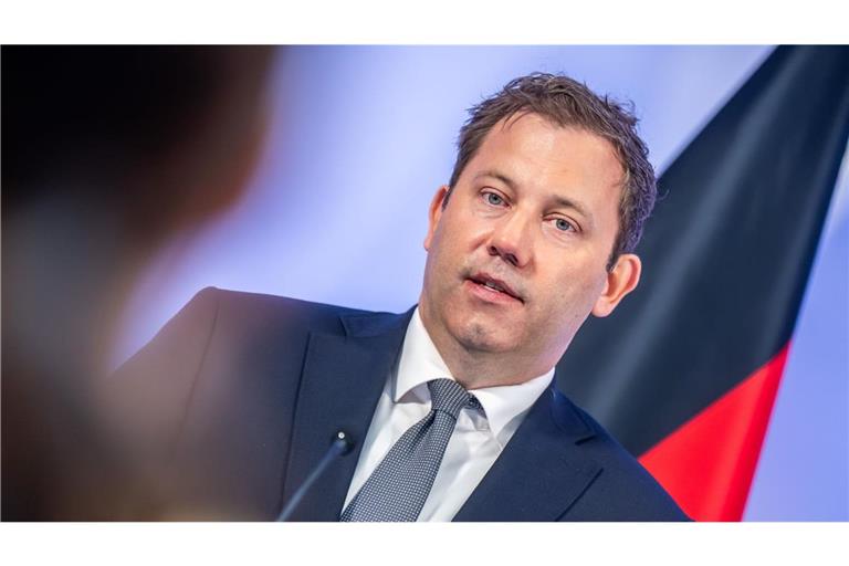 In gewisser Schieflage ist der Etat, den Finanzminister Lars Klingbeil (SPD) gestern im Kabinett präsentierte.
