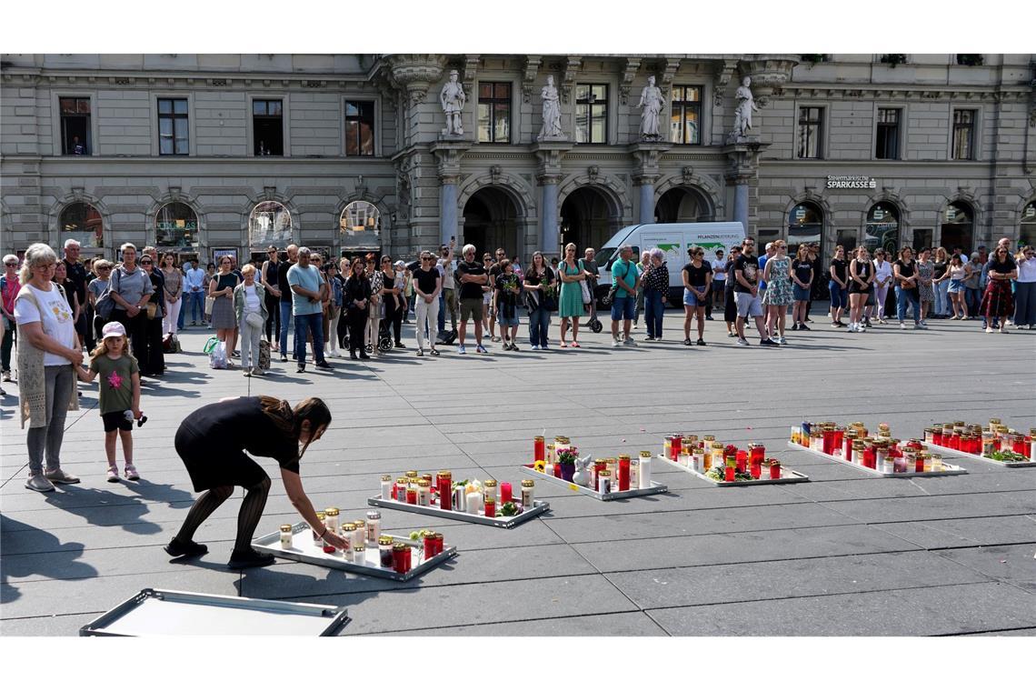 Amoklauf in Graz: Auch Hinweise auf Bomben-Pläne In Graz und in ganz Österreich stand das öffentliche Leben für eine Trauerminute still.